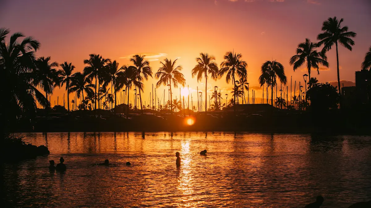 Oahu Yacht Charter Guide: Cruising Zones, Anchorages & Local Skipper Tips