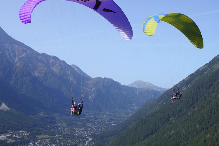 Deux parapente biplaces - Paragliding Tandem Flight in Chamonix - Take-off from Plan-Praz