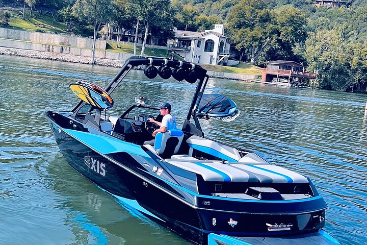 Axis A24. Plenty of room for up to 12 guests. Makes an amazing wakesurf wake! Must see and ride! - Wakesurf Boat on Lake Austin - BYOB Captained (up to 12 guests)