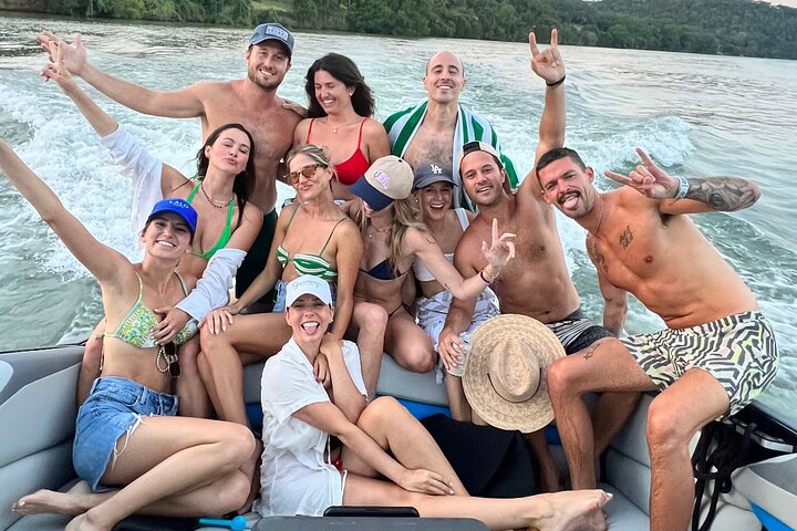 Lake friends are the best!! - Wakesurf Boat on Lake Austin - BYOB Captained (up to 12 guests)