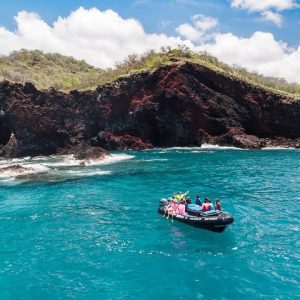 Historical narration from captain along the shore line - Kona Snorkeling: Beat the Crowd to Kealakekua Bay