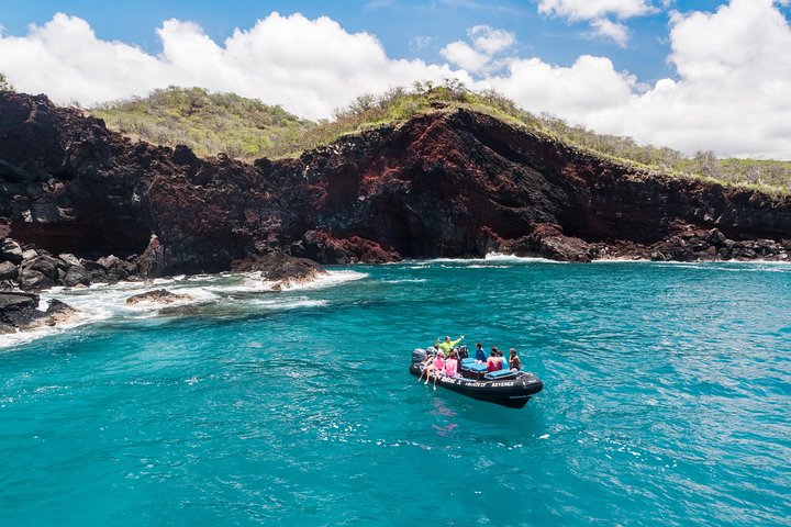 Historical narration from captain along the shore line - Kona Snorkeling: Beat the Crowd to Kealakekua Bay