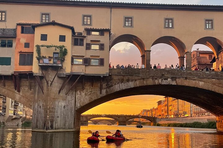 A perfect sunset under the iconique Pontevecchio - Kayak Soft in Florence under the Pontevecchio Arches