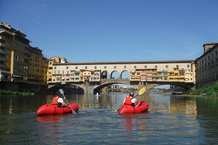 Paddling under the famous Pontevecchio - Kayak Soft in Florence under the Pontevecchio Arches