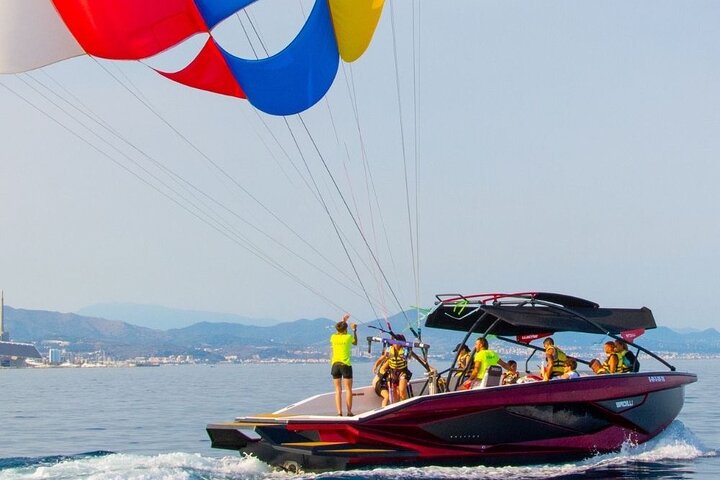 Instructors will explain this activity - Parasailing Tour en Barcelona