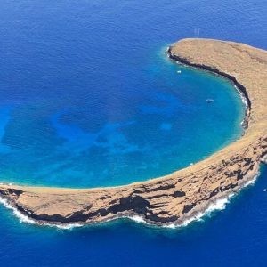 A protected marine sanctuary with crystal-clear visibility. Depth ranging from 10 to 70 feet (3 to 21 meters), catering to both beginners and experienced snorkelers. - Maui: Molokini Crater and Turtle Town Snorkeling From Kihei