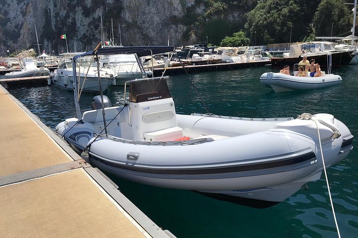 Rent predator dinghy 6.80 WITHOUT LICENSE - Photo 2