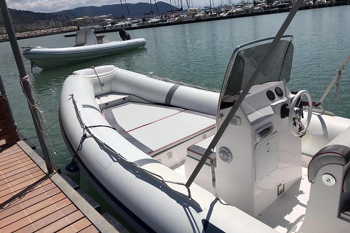 Rent predator dinghy 6.80 WITHOUT LICENSE - Photo 4