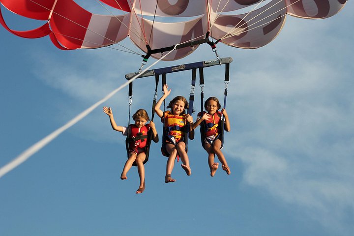 Kelowna: Ultimate Parasailing Experience - Photo 1