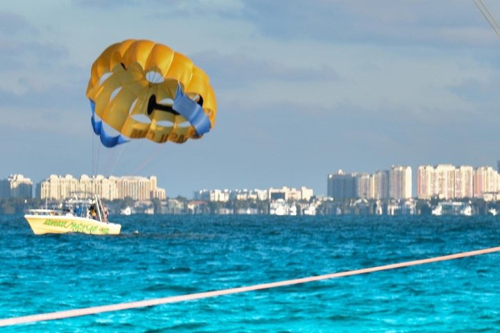 Parasailing in Miami - Photo 2