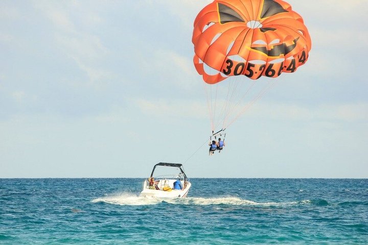 Parasailing in Miami - Photo 3