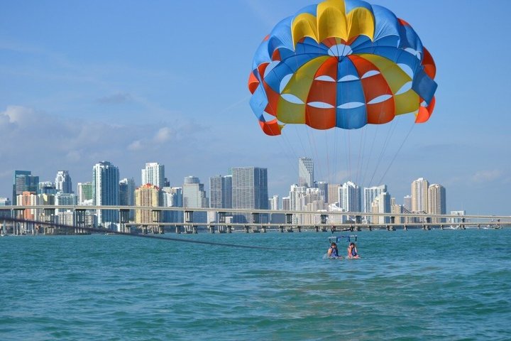 Parasailing in Miami - Photo 1