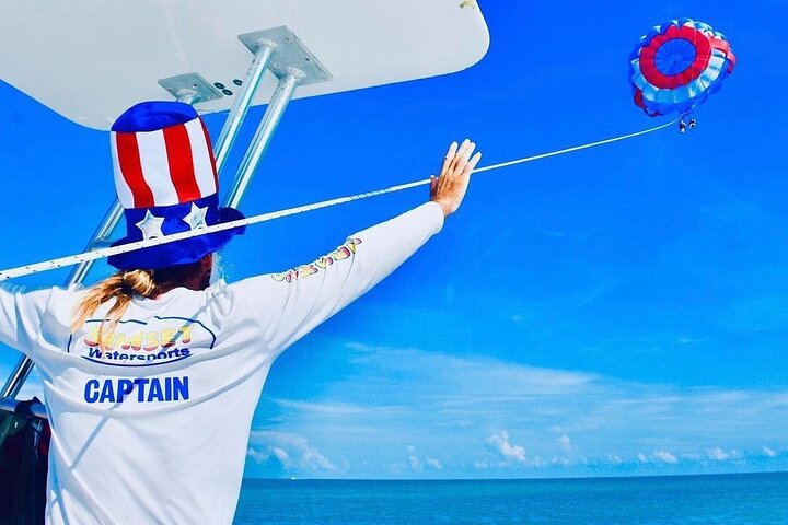 Parasailing in Key West at Smathers Beach - Photo 2