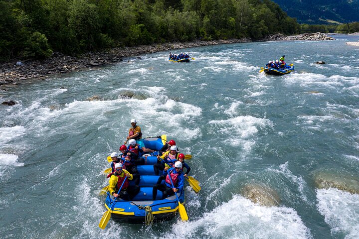 Traveling with several boats - Rafting Vorderrhein in Graubünden