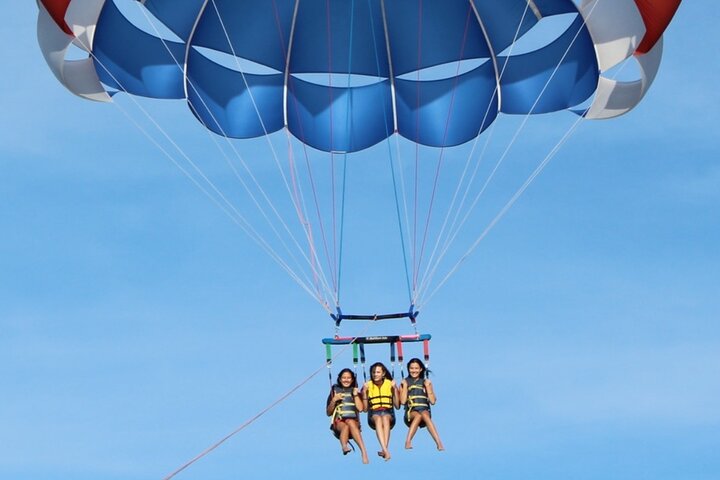 Parasailing Experience in Waikiki, HI - Photo 8