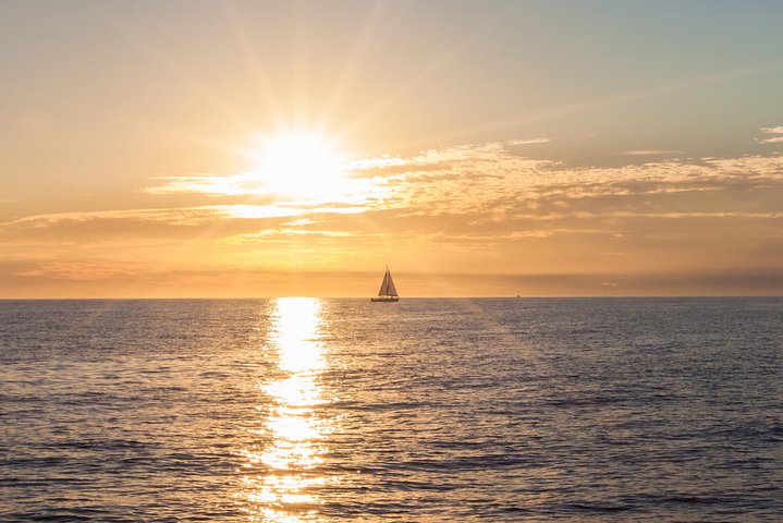Watch the sunset as you sail in Los Cabos - Los Cabos Luxury Sunset Sail with Light Appetizers and Open Bar