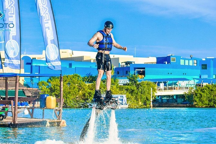 Flyboard the new extreme adventure in Cancun - Extreme Flyboard activity in Cancun. Live the adrenaline with us!